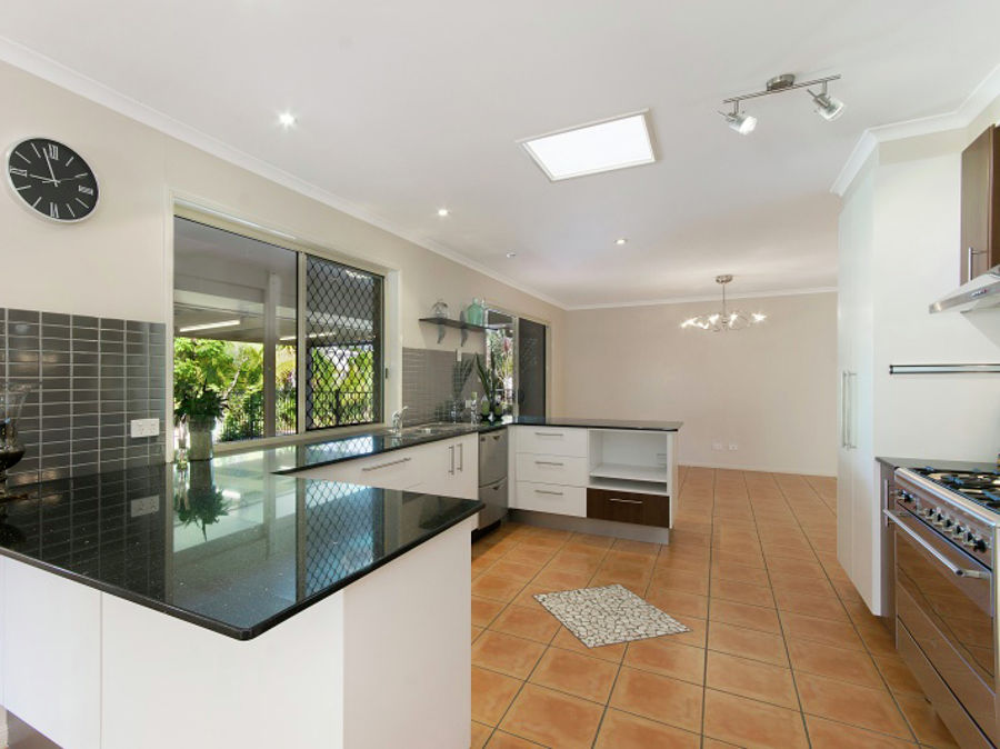 38 Rainbird Court Palmwoods kitchen2