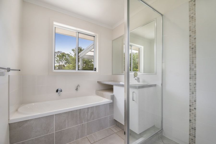 Main Bathroom with Bath