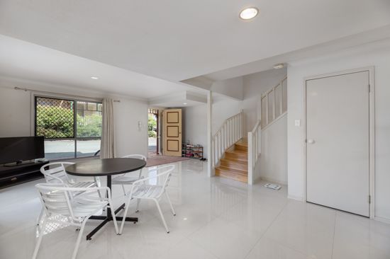 Property in Robertson - $439,000 [ Renovated - Huge 4 Bedrooms TownHouse ]