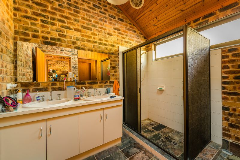 Real Estate in Valla