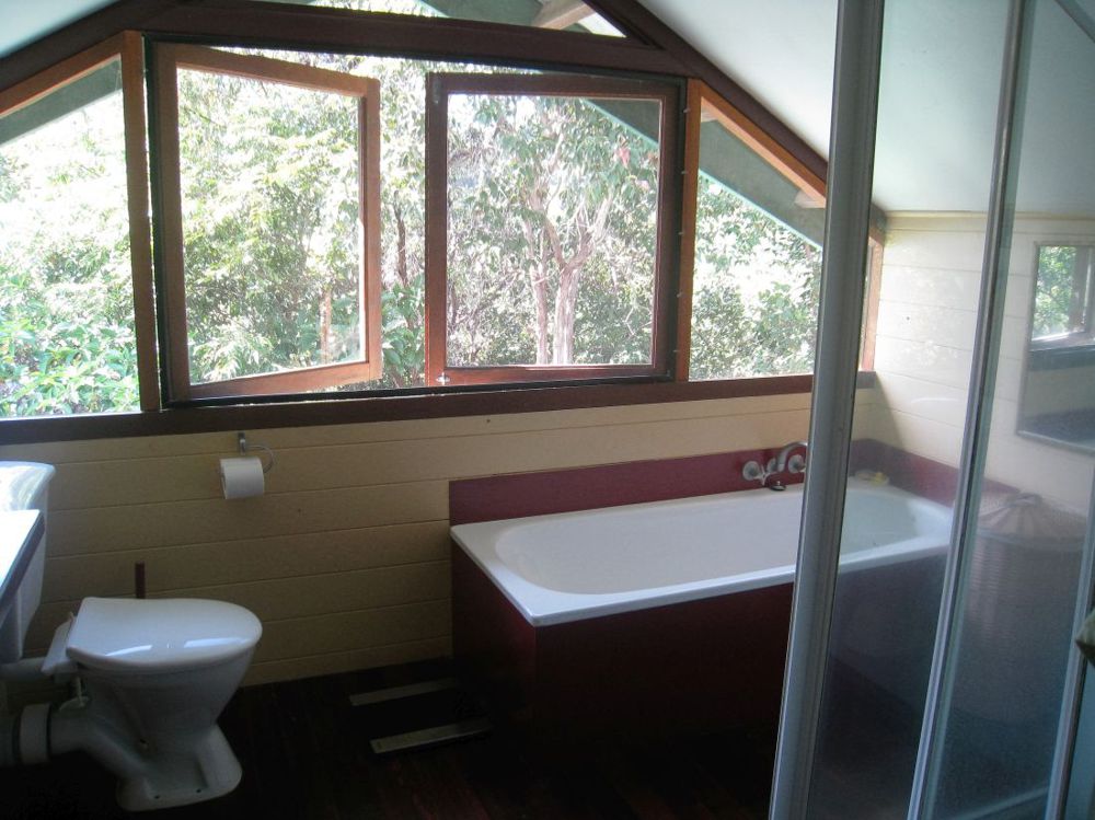 Main bedroom ensuite bathroom