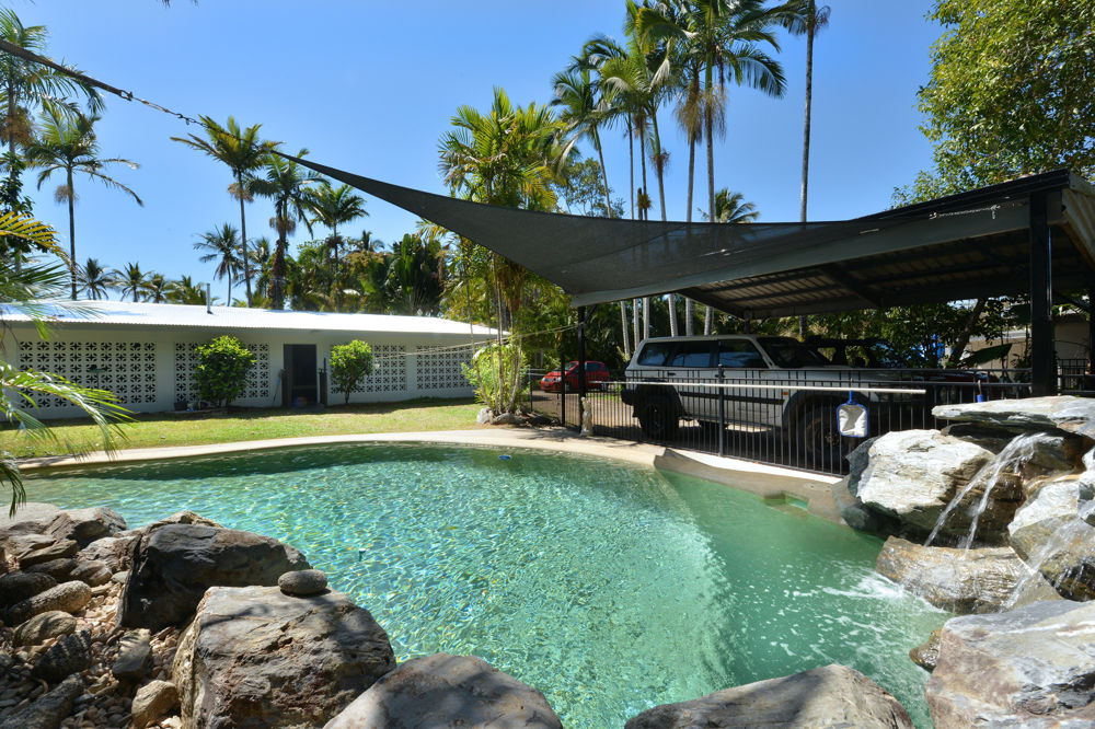 Gorgeous swimming pool and big backyard