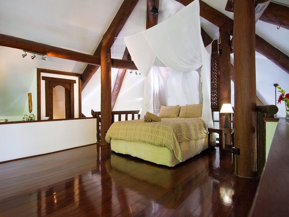 Mezzanine level main bedroom