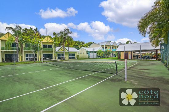 Fullsize tennis court