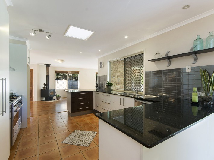 38 Rainbird Court Palmwoods kitchen 