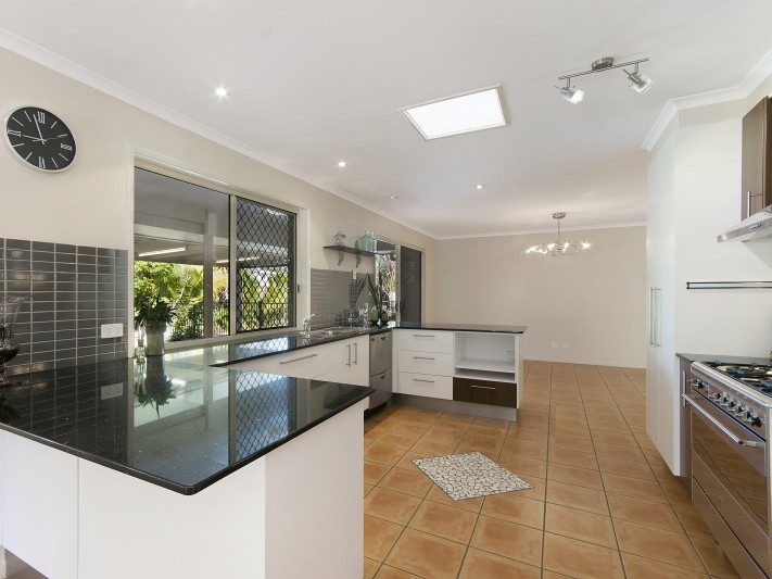 38 Rainbird Court Palmwoods kitchen2