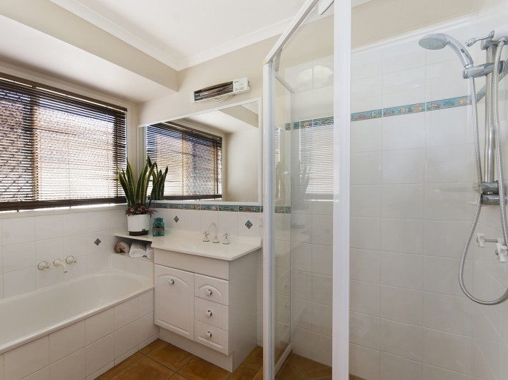 38 Rainbird Court Palmwoods bathroom