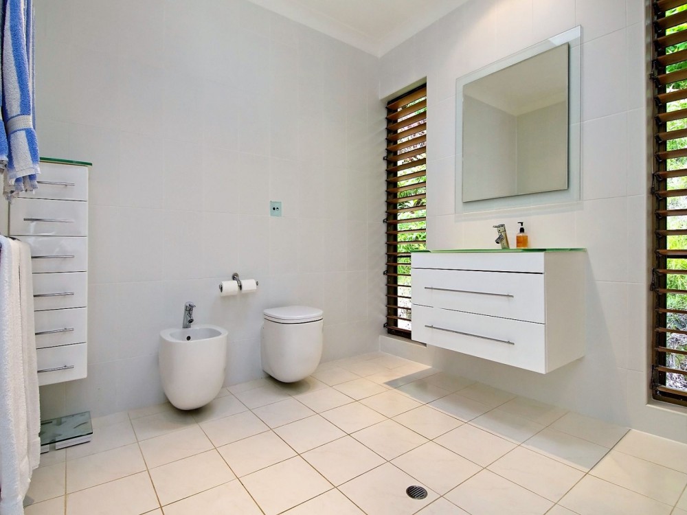 Modern and immaculate bathroom