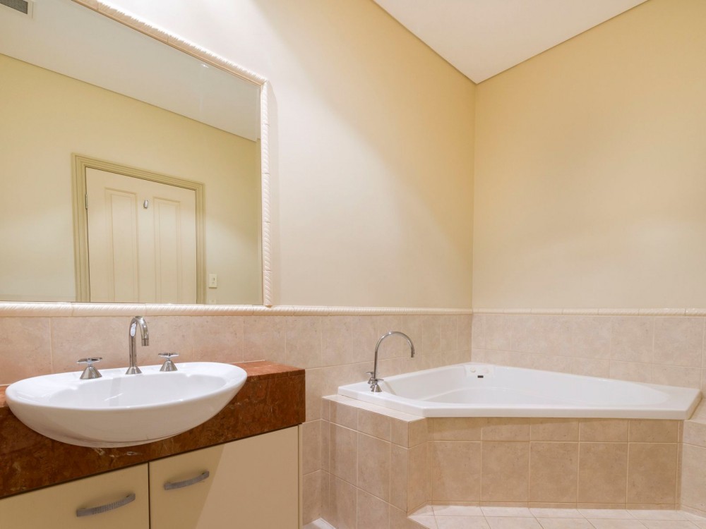 Bedroom 1 ensuite with spa bath