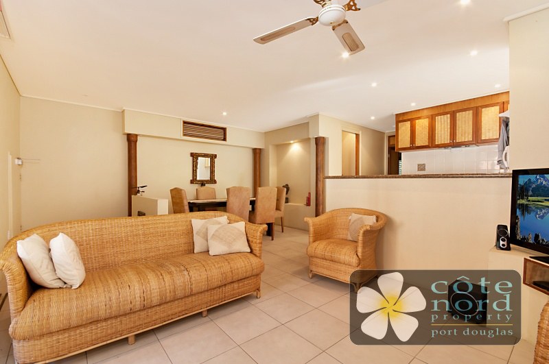 Spacious open plan lounge dining