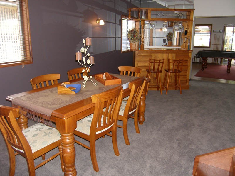 Formal dining & bar area