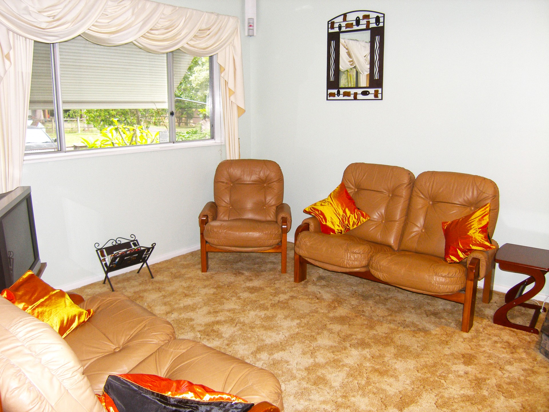 Lounge room, seating for five  people