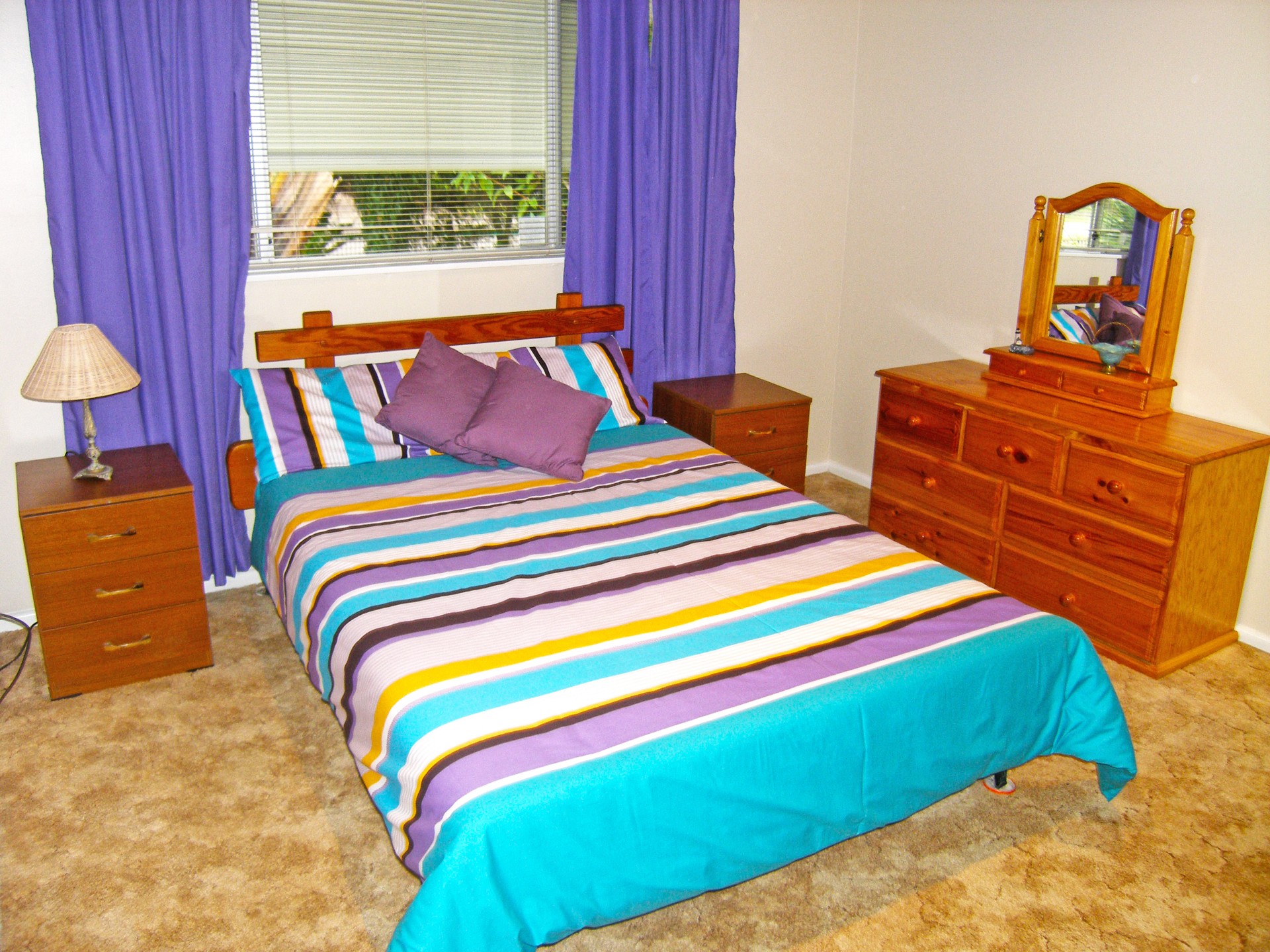 Main bedroom with queen size bed,two bedside table