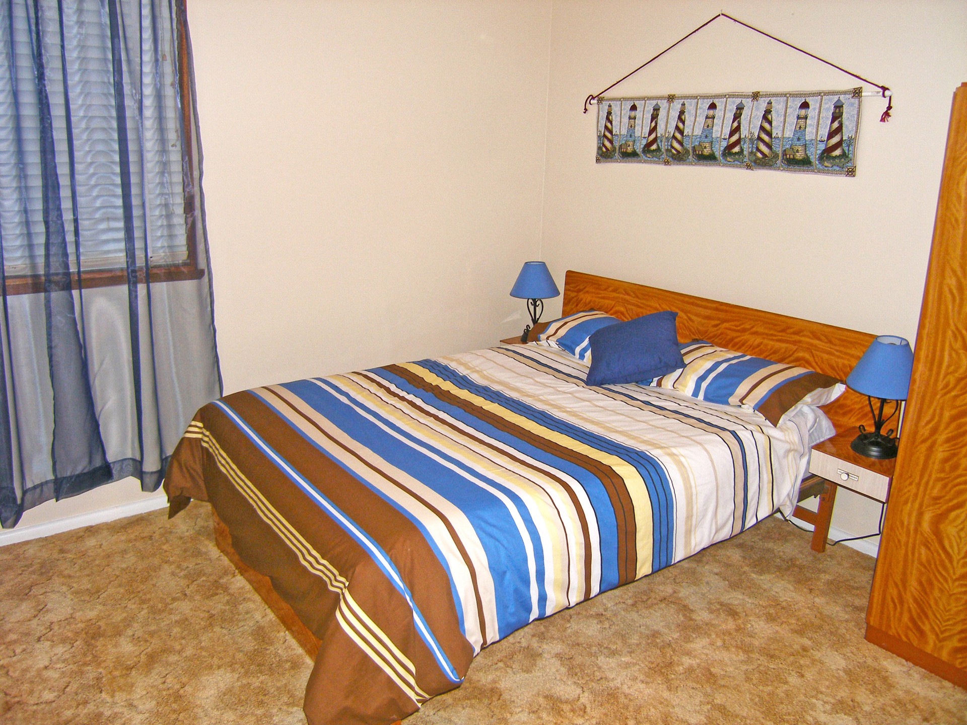 Second bedroom with queen size bed