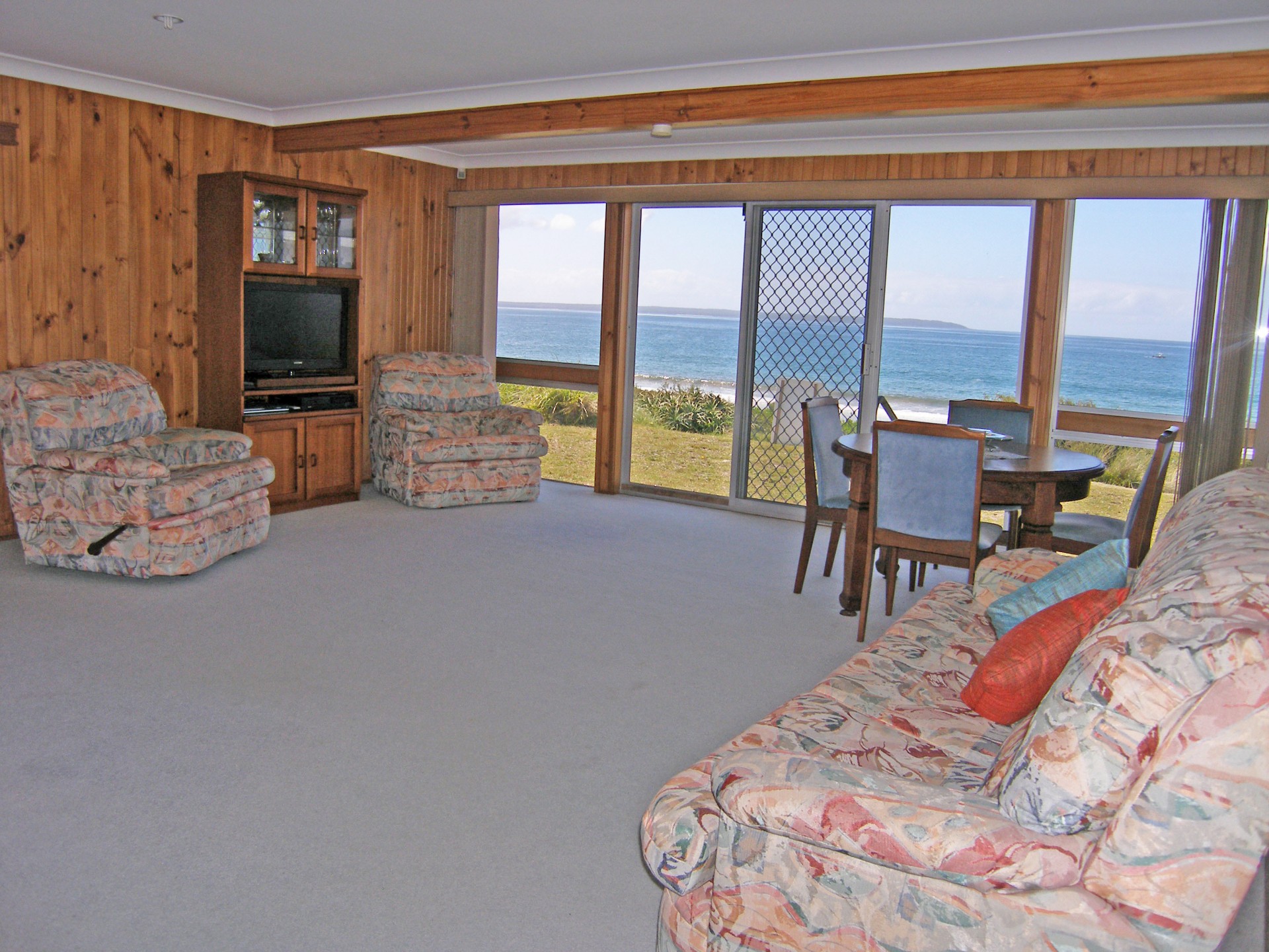 Dining & lounge area