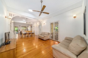 16 Peasant St, Holland Park West, QLD 4121