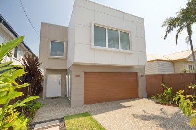 Property in Lota - Leased