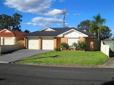 4 BATAAN PLACE, Lethbridge Park, NSW 2770