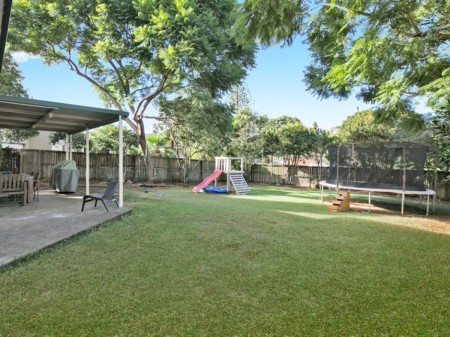 4 St Andrews Avenue, Birkdale, QLD 4159