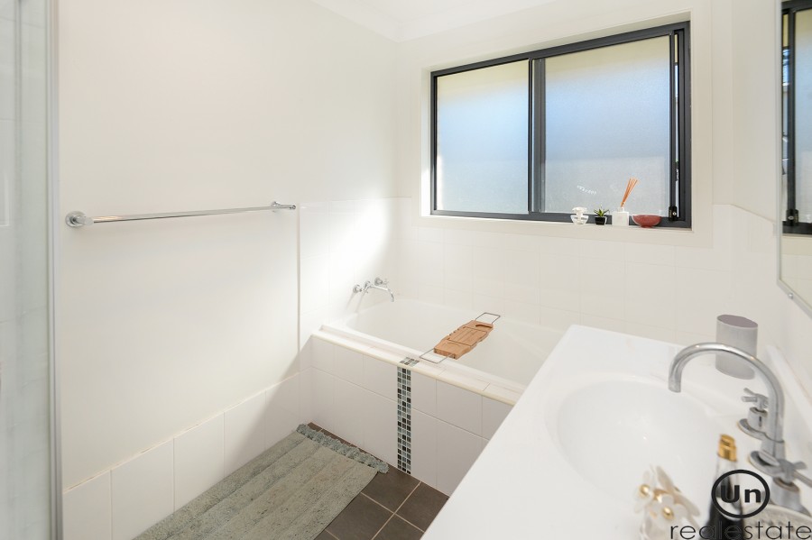 5 Highlander Drive, North Boambee Valley - Bathroo