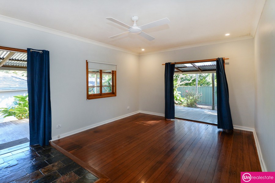 5 Daniel Court, Bonville - living