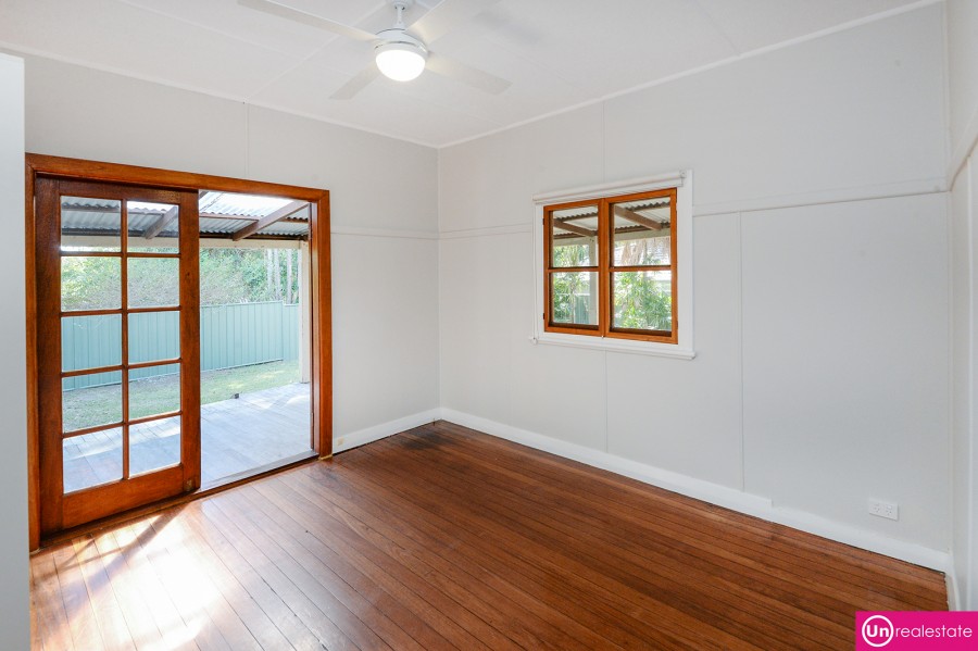 5 Daniel Court, Bonville - Living