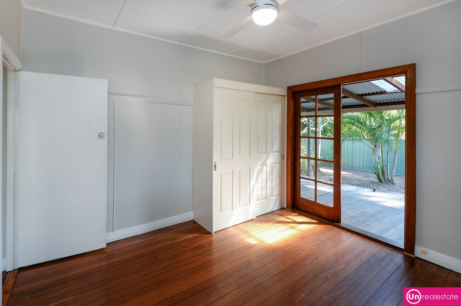 5 Daniel Court, Bonville - Living