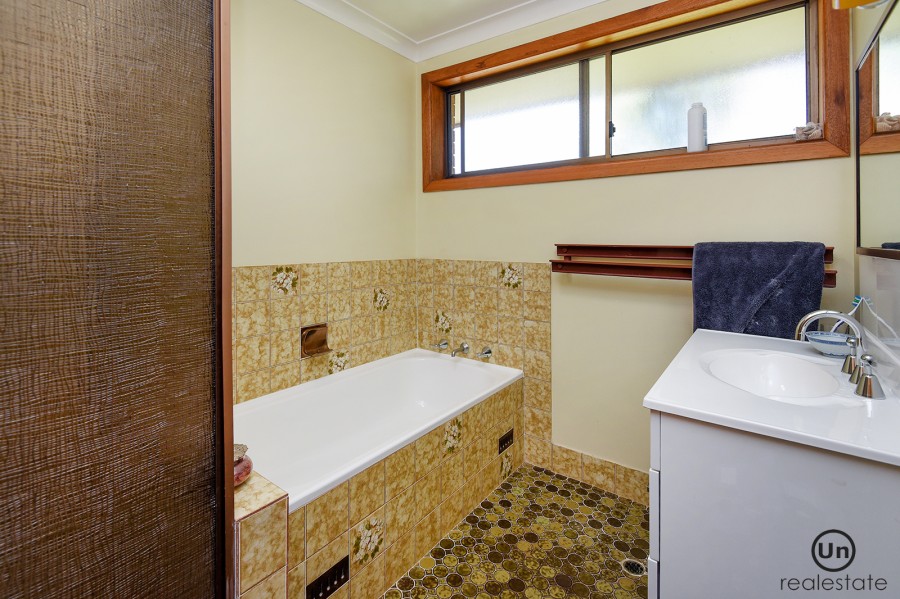 18 Eungella Street, Toormina - Bathroom