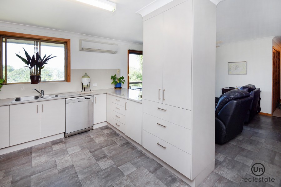 18 Eungella Street, Toormina - Kitchen