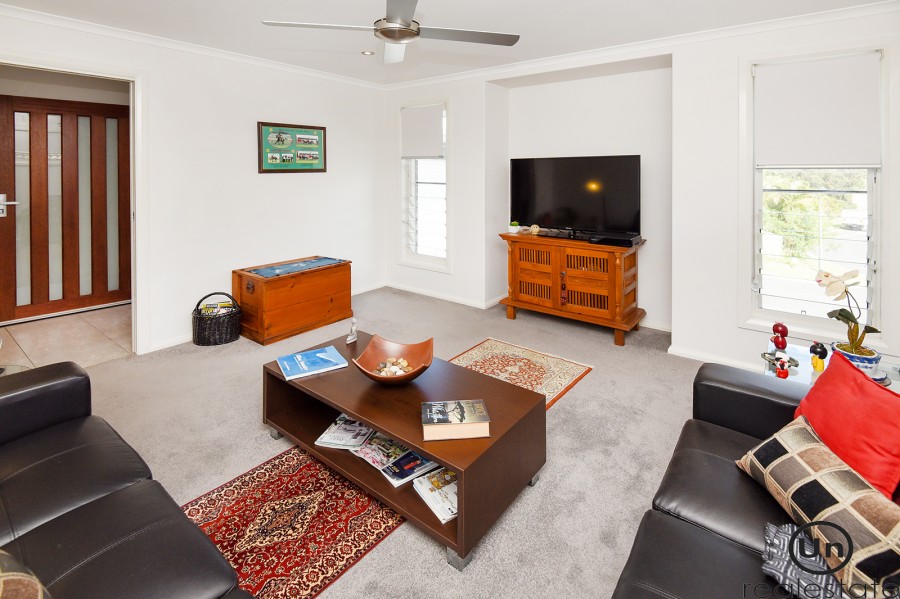 1 Daniel Court, Bonville - living