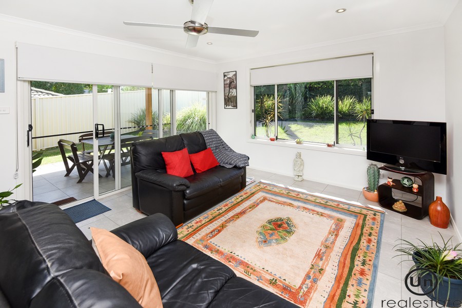 1 Daniel Court, Bonville - lounge