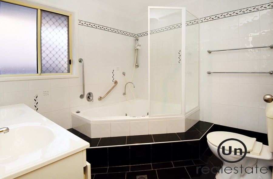 12 McGregor Close, Toormina - Bathroom with spa 