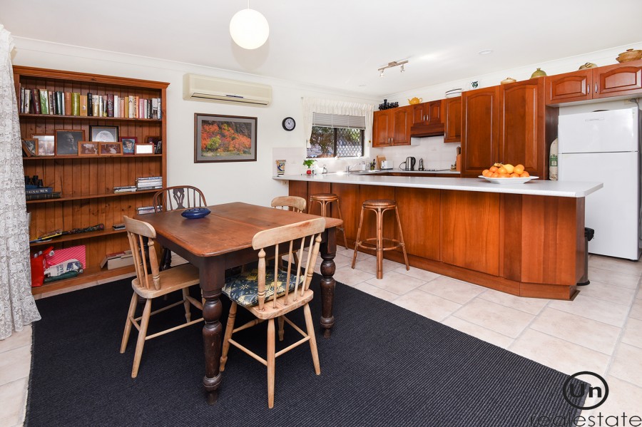 2/16 Wybalena Crescent, Toormina - Dining