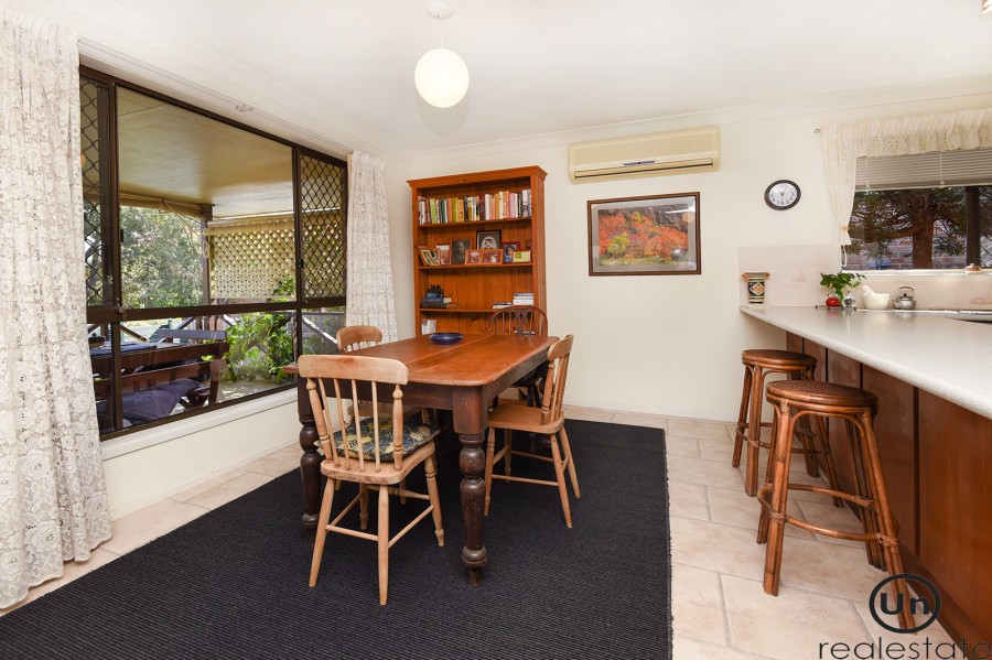 2/16 Wybalena Crescent, Toormina - Dining