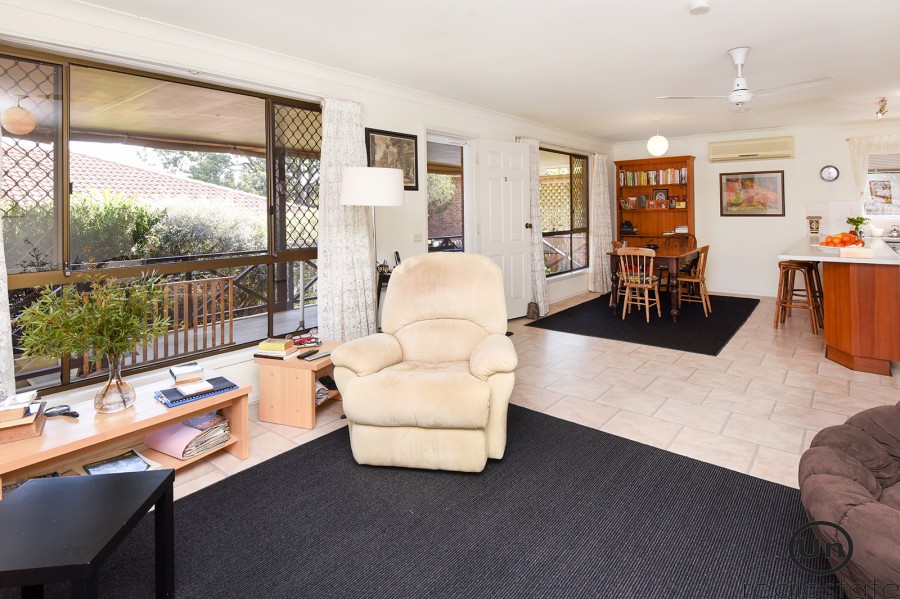 2/16 Wybalena Crescent, Toormina - Lounge