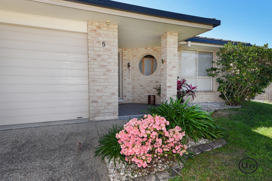 5 Rutland Street, Bonville - Front yard