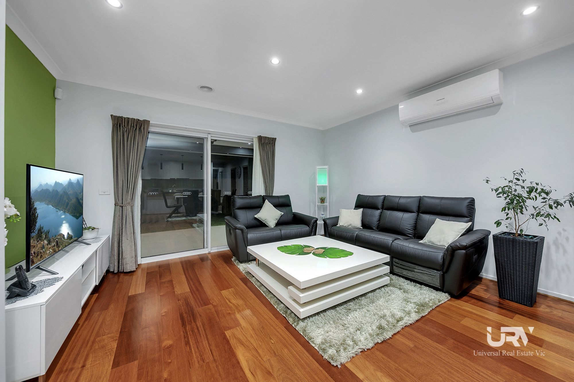 30 Revelstoke Street, Mickleham > Universal Real Estate Vic