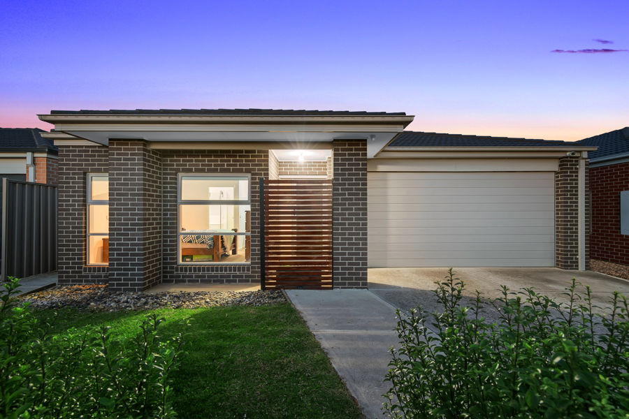 10 Weatherglass St, Wallan > Universal Real Estate Vic