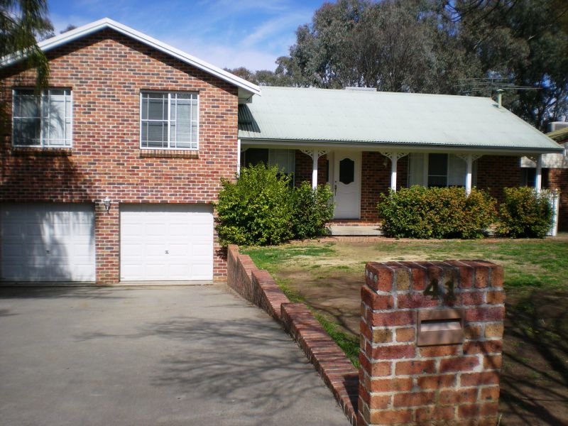 41 BANJO'S CIRCUIT, Tamworth > Burke and Smyth