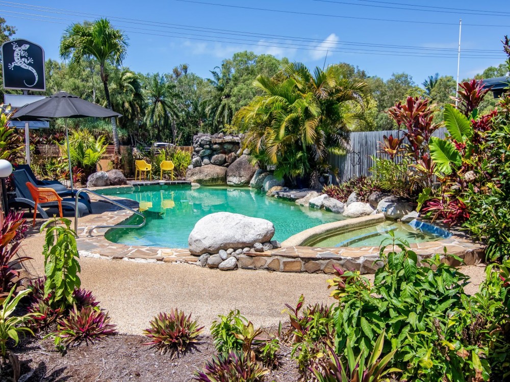 Lazy Lizard Motor Inn Port Douglas management righ