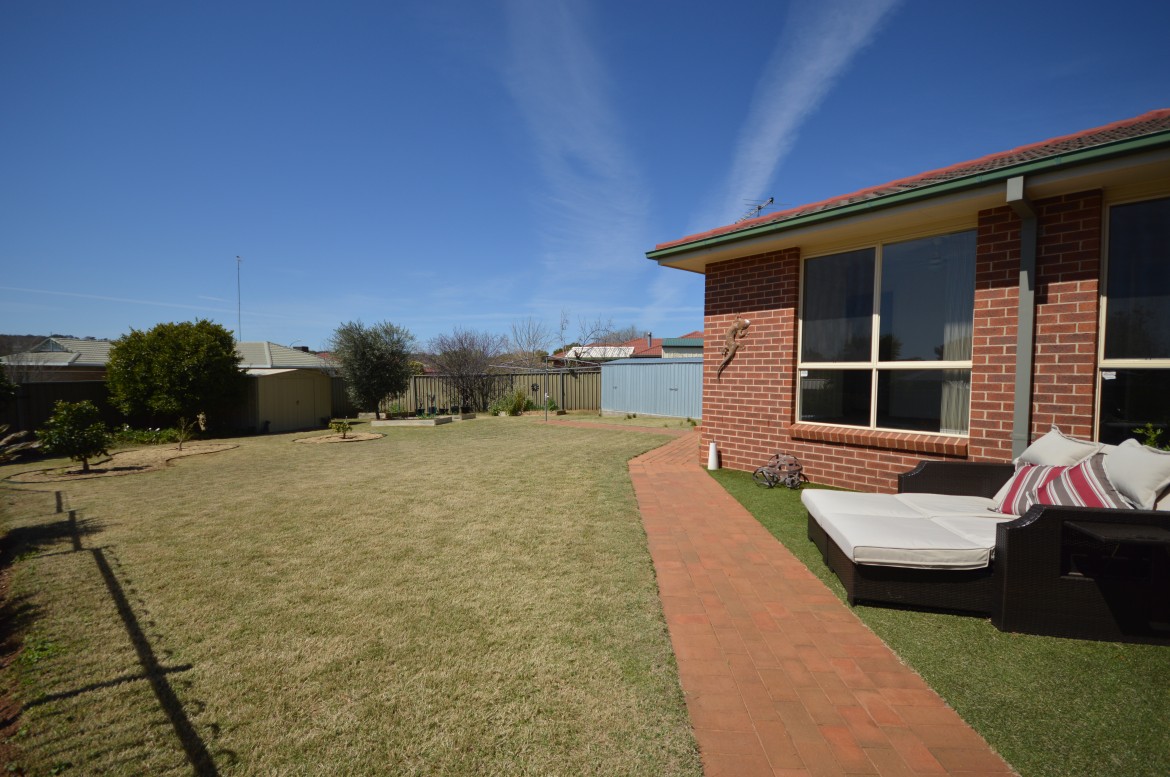 Image 9 - Yard 