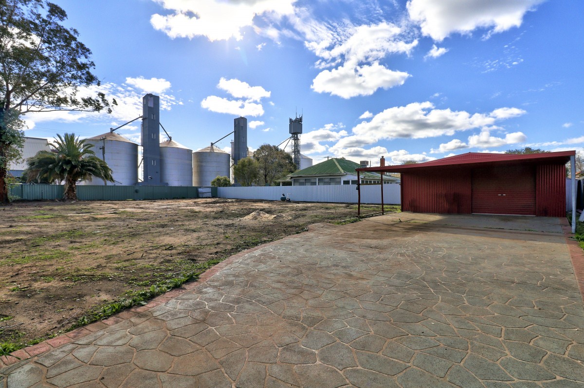 106 Napier Street, Deniliquin - Thumbnail 2
