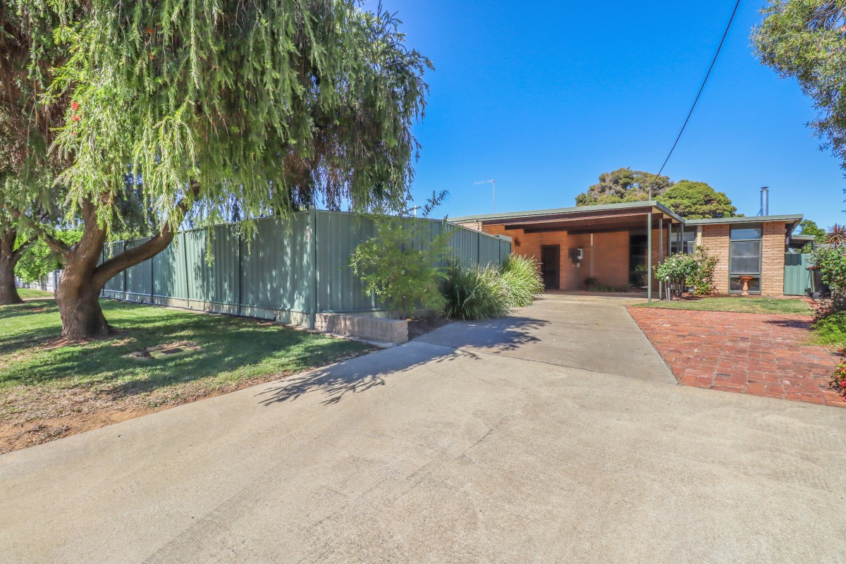 13 Greaves Cres, Deniliquin - Thumbnail 2