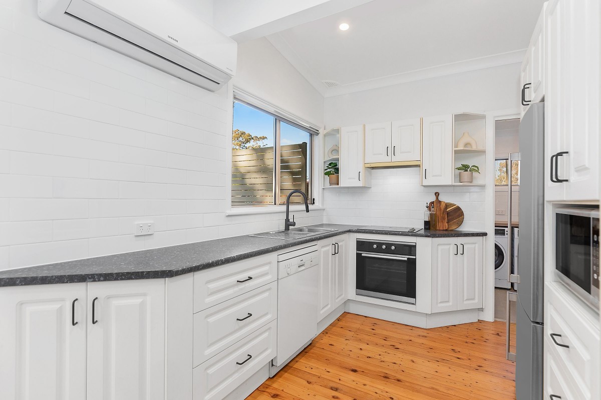 5 Jubilee Parade, Berkeley Vale - Thumbnail 3