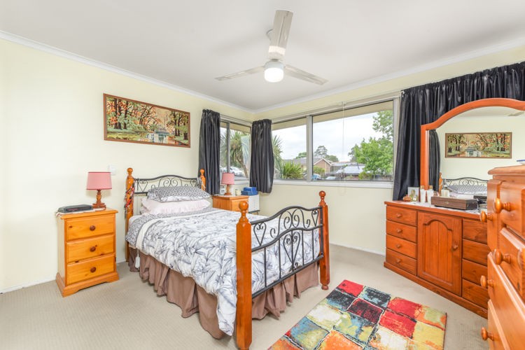 11 Aminya Crescent, Bradbury - Thumbnail 5