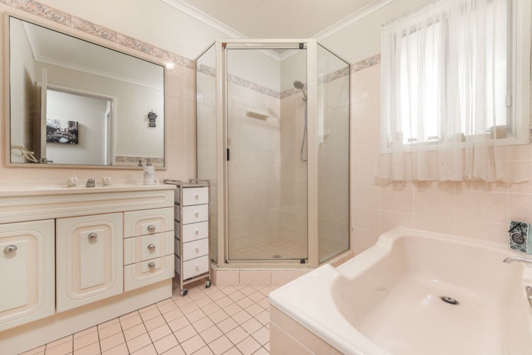 11 Aminya Crescent, Bradbury - Thumbnail 6