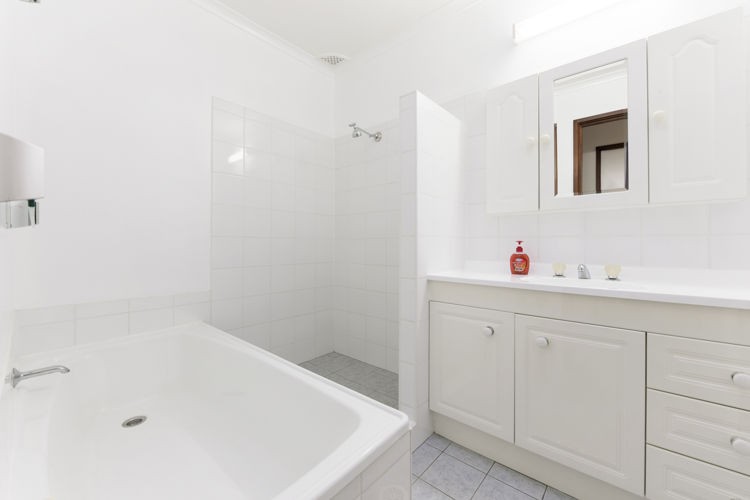 22 Elouera Crescent, Woodbine - Thumbnail 8