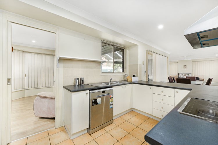 12 Glenfield Drive, Currans Hill - Thumbnail 2