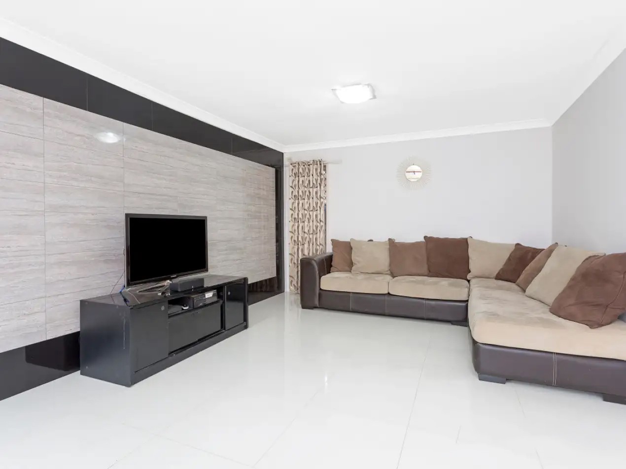 4/5A Binalong Road, Pendle Hill - Thumbnail 2