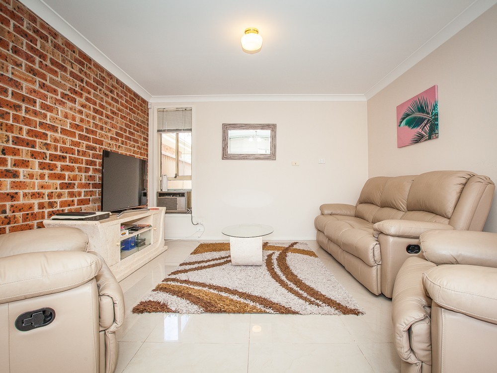 10/5a Binalong Road, Pendle Hill - Thumbnail 2